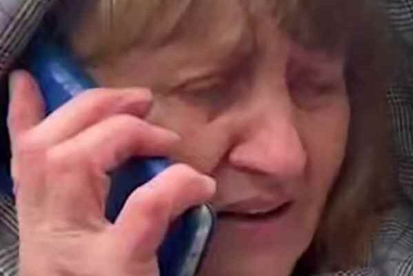 “Я не знала чи живий він”: мати зі сльозами дізналась про звільнення сина з полону