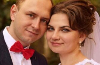 З нагоди річниці весілля Юрій цього дня раніше повернувся з роботи. Оксанка лежала на ліжку впереміж з його розкиданими речами…