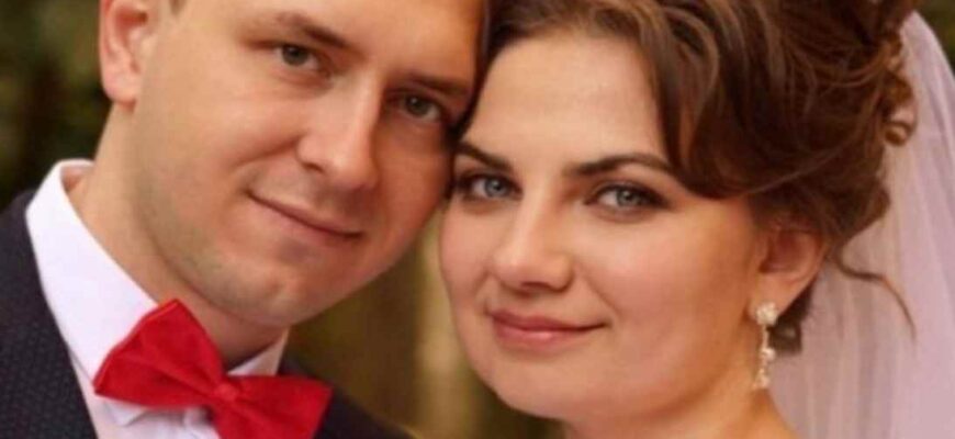 З нагоди річниці весілля Юрій цього дня раніше повернувся з роботи. Оксанка лежала на ліжку впереміж з його розкиданими речами…