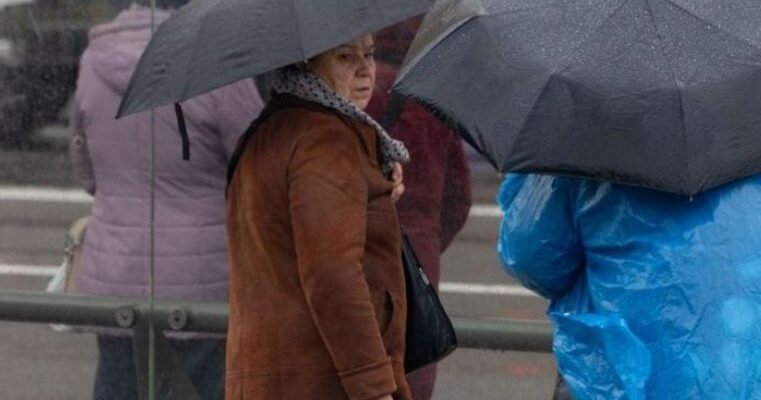 Україна буде “плавати”: регіони накривають затяжні дощі та пронизливий вітер