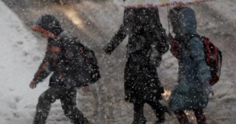 Влупить -3 та сипатиме сніг: названо регіони, де буде негода