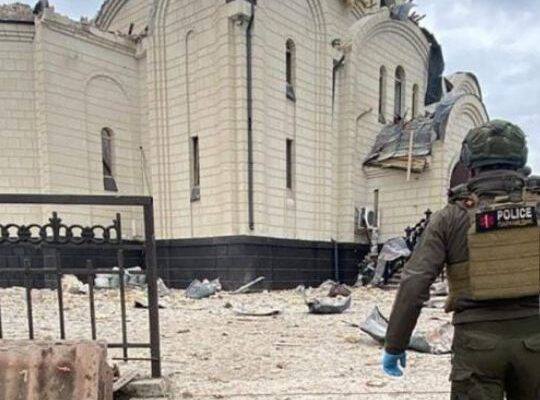 Священник намагався сховати дитину від обстрілу всередині: росіяни вдарили по храму