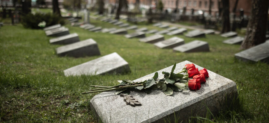 Сниться померлий: що насправді означає, коли небіжчик кличе за собою уві сні?