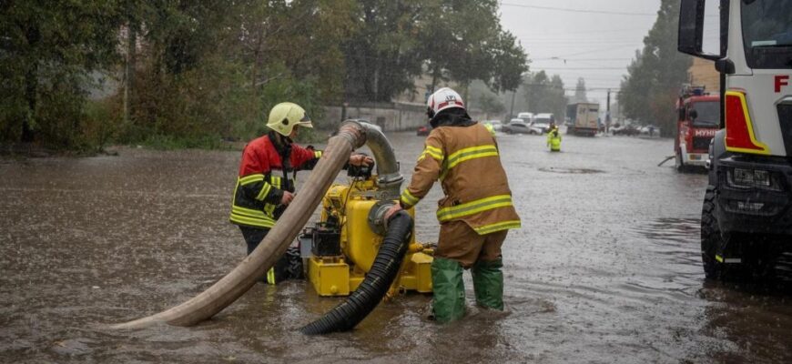 Страшна доба в Одесі: маршрутки та авто йдуть підземлю, житлові будинки розсипаються через дощ – фото та відео