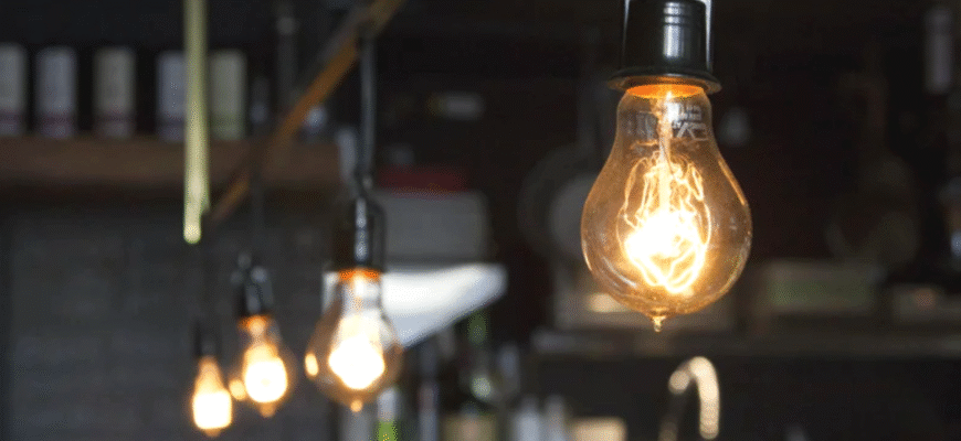 По 16 годин без світла: коли у Києві та області зменшать графіки відключень – краще сядьте