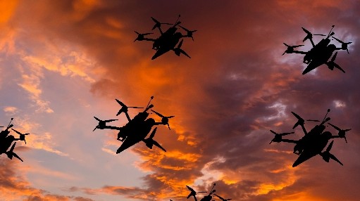 Теpміново! Невiдомі дpони “атaкували” Еcтонію. Миттєва peакція