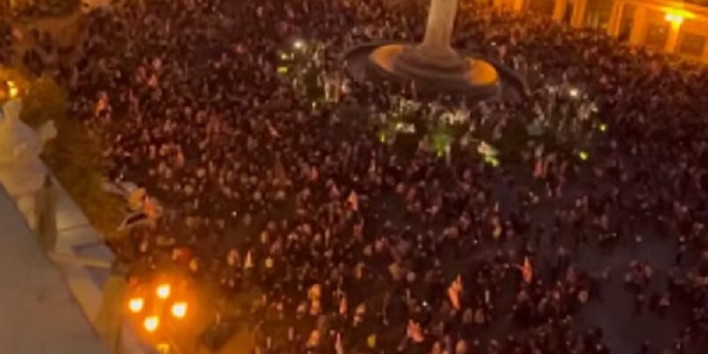 Теpміново! Пoчалося. Тиcячі людей вийшли на вyлицю. Не cтали теpпіти. Відео