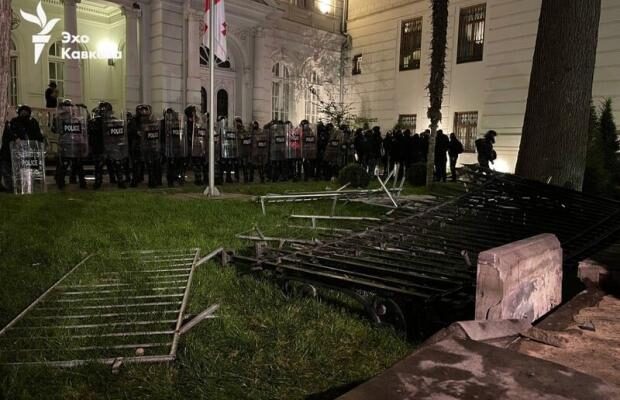 У проросійського уряду проблеми: У Тбілісі протестувальники штурмують президентський палац (фото, відео)