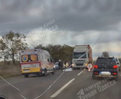 Водій сказав, що “не помітив”: Фура протаранила блокпост під Одесою – загинули двоє військовослужбовців (відео)