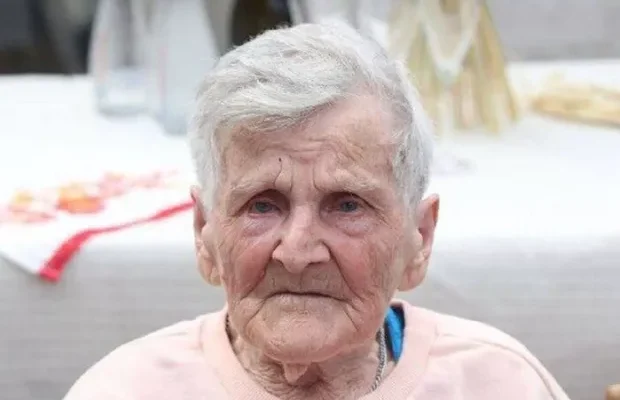 Встигла порадіти новому власному будинку: Померла 98-річна жінка, яка торік пішки вийшла з окупованого Очеретиного (фото)