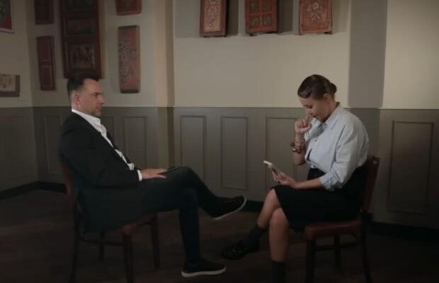Якби я став президентом…”: Арестович заявив, що віддав би Путіну чотири області України й Крим та взяв би участь “у спільному молебні
