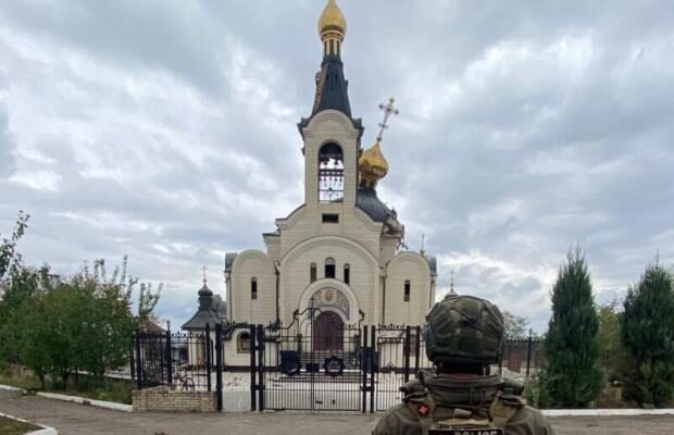 “Захисники” православ’я: Російські військові вдарили по храму в Костянтинівці, коли там перебували люди, є жертви (фото)