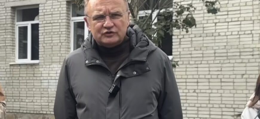 Садовий розказав, що не так з “уламком” на вулиці Львова