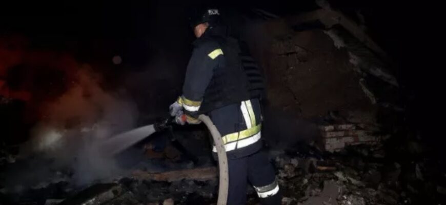 Масштабні удари по областях: тисячі без світла, зруйновані будинки, є жертви (фото)