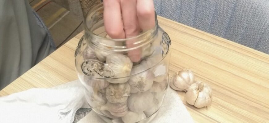 Не кладу часник ні в холодильник, ні в погріб: зберігаю у цьому місці – лежить до літа, наче щойно з грядки