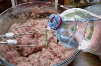 Фарш буде смачним та соковитим, якщо додати трохи газованої води під час приготування