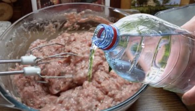 Фарш буде смачним та соковитим, якщо додати трохи газованої води під час приготування