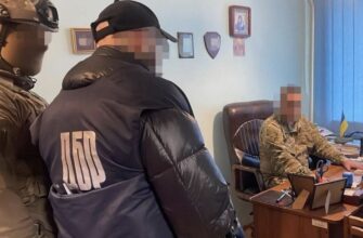 Працівник ТЦК допомагав утікати мобілізованим: “заробіток” ледь вмістився на ліжку (фото)