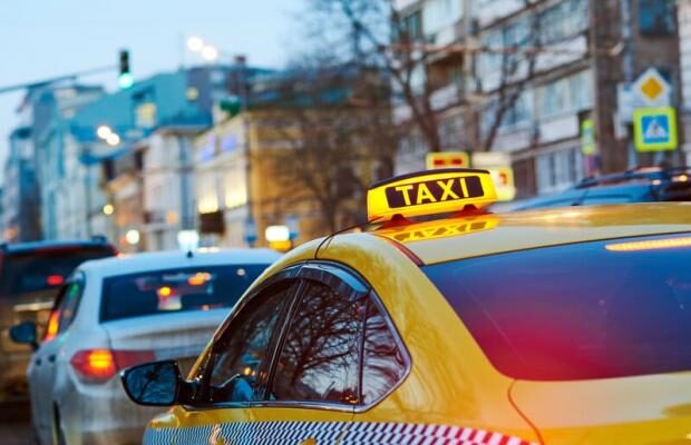 “Знову кля нуть за “барuжество”: Київська таксистка відповіла на обурення через підвищення тарифів під час тривоги