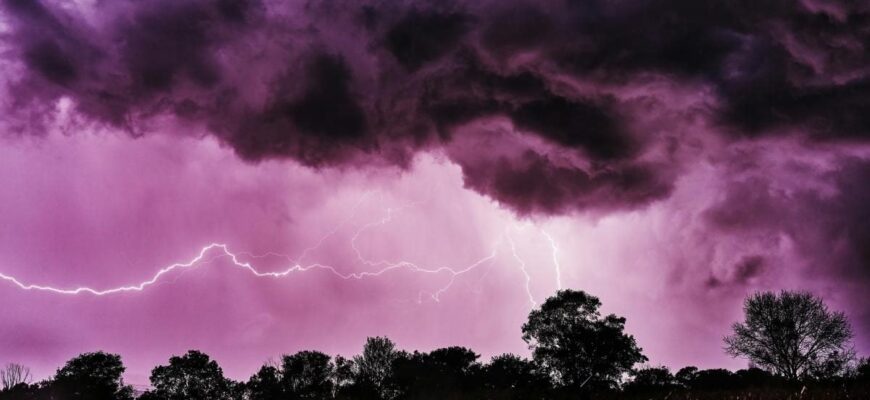 Налетить справжній шторм і литимуть дощі: оголошено штормове попередження