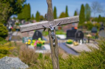 Куди подіти старий хрест з могили: священик розповів, чому його не можна просто викинути
