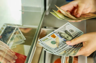 Долар падає, а євро злетіло: валюту почали продавати за новим курсом