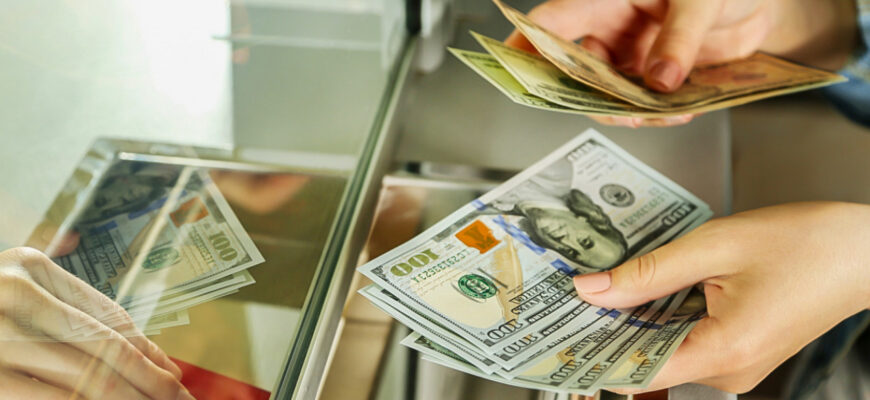 Долар падає, а євро злетіло: валюту почали продавати за новим курсом