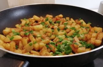 Сиплю зверху на картоплю 1 інгредієнт – і вона не прилипає навіть до старої сковорідки. Це треба знати!