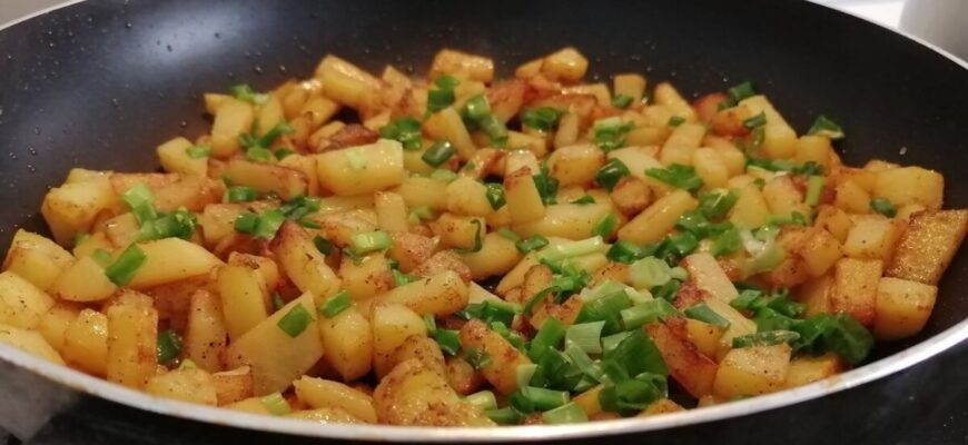 Сиплю зверху на картоплю 1 інгредієнт – і вона не прилипає навіть до старої сковорідки. Це треба знати!