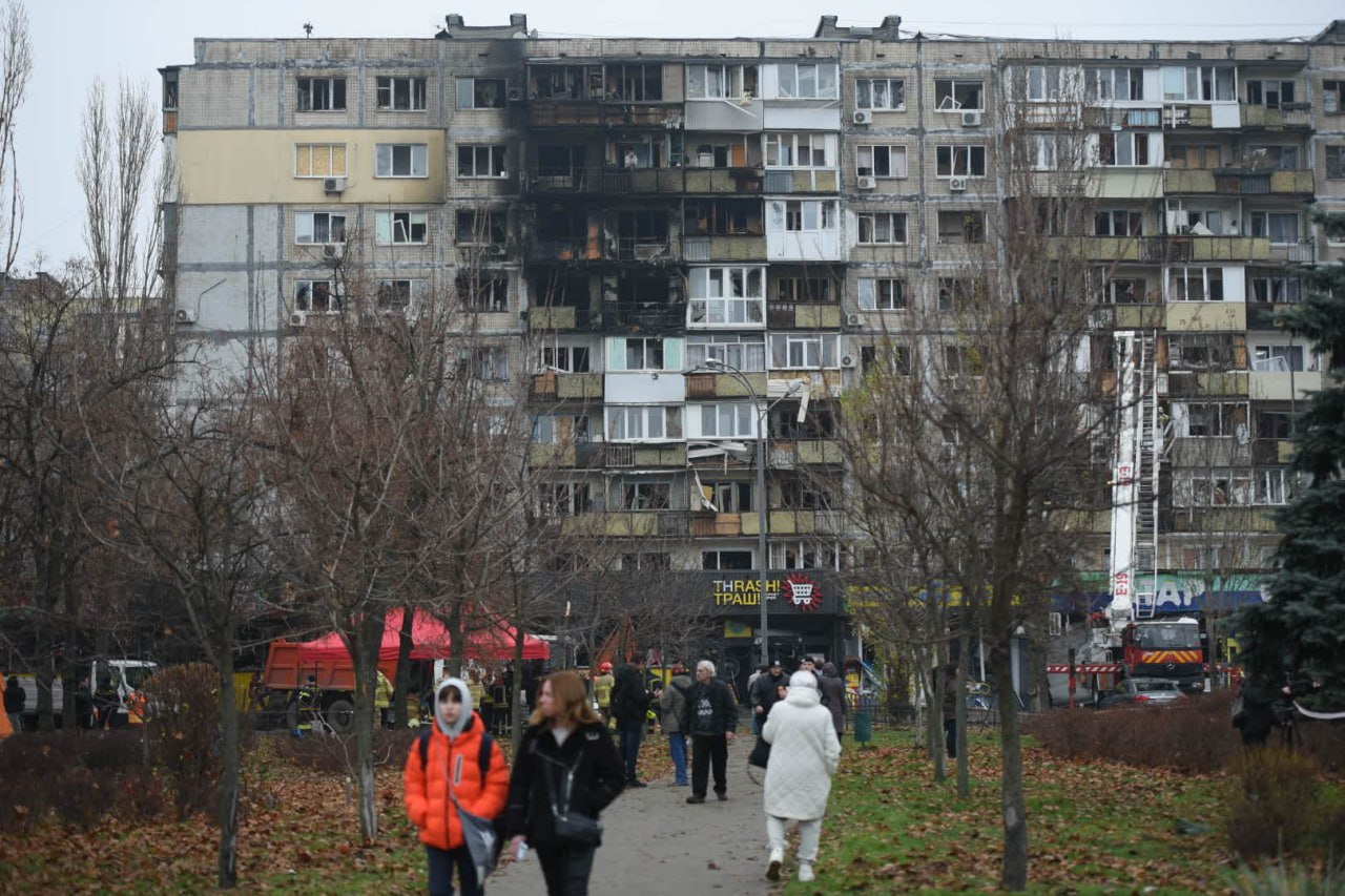 Вікна винесло в усіх будинках навколо. Ткаченко розповів про наслідки російського удару на Харківському шосе фото 2