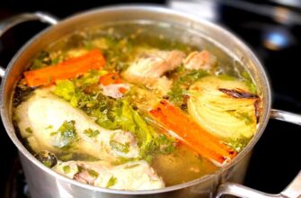 3 шеф-кухарів запитали, коли треба солити бульйон: всі сказали одне, і якщо переплутати — страва зіпсується