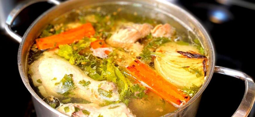 3 шеф-кухарів запитали, коли треба солити бульйон: всі сказали одне, і якщо переплутати — страва зіпсується