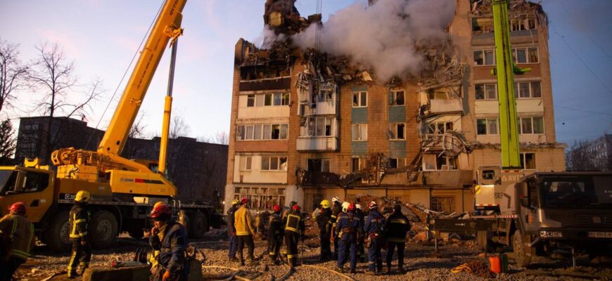 У Тернополі дістали з-під завалів живого чоловіка