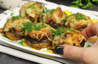 Щоразу, коли бачу величезні печериці, мене накриває ностальгією: готую закуску з 2000-х, яка тоді була хітом