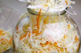 Скільки солі потрібно для засолювання капусти: точні пропорції на 1 кг овочів і на 3-літрову банку, щоб вийшла хрустка й ароматна