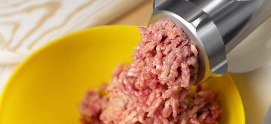 Фарш на котлети ніколи не буде вдалим, якщо невчасно додати сіль. 1 неочікувана помилка у приготуванні