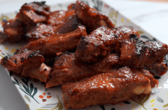 Запікаю реберця без маринаду і без жиру: кладу 1 продукт зверху, і м’ясо соковите, ніби тушкувалося годинами