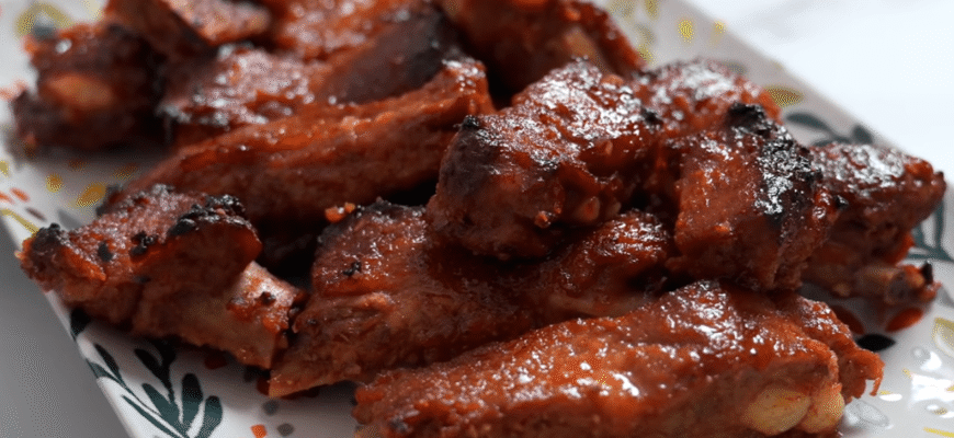 Запікаю реберця без маринаду і без жиру: кладу 1 продукт зверху, і м’ясо соковите, ніби тушкувалося годинами