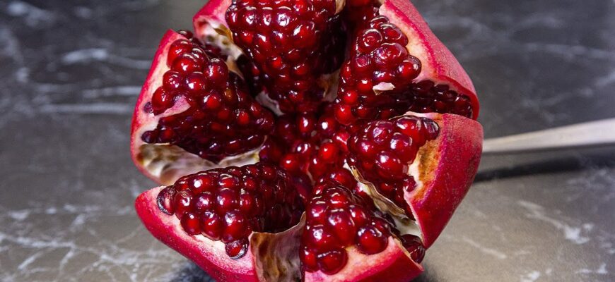 Чищу гранат лише за 1 хвилину: до геніального простий спосіб із ложкою – залишаються чистими і руки, і кухня