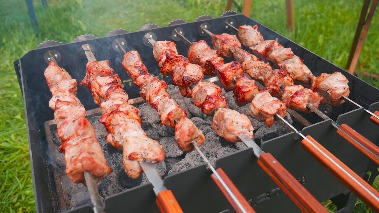 Шеф-кухарі розповіли, яку частину свинини краще взяти для соковитого шашлику