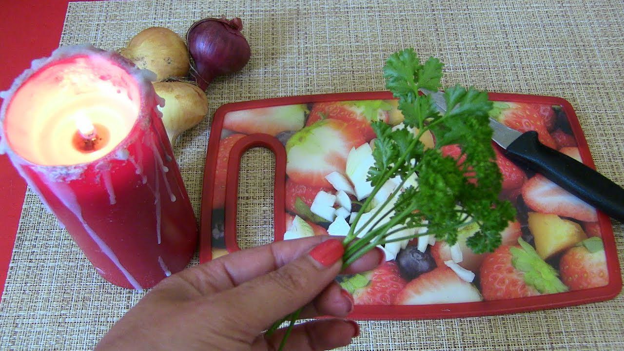 Господині розповіли, як нарізати цибулю без печіння в очах та сліз