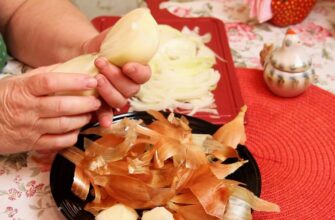 Нарізаю цибулю без сліз: просто користуюсь цією 1 “бабусиною” хитрістю – знадобиться лише свічка та рушник