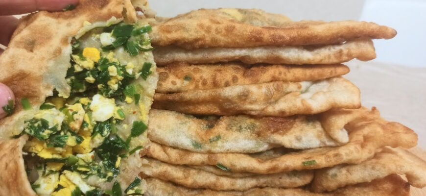 Найм’якше і найшвидше тісто для домашніх чебуреків з яйцем та зеленою цибулею – скоринка дуже хрустка