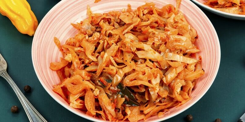 Посмажте квашену капусту із цим інгредієнтом – вийде смачна страва