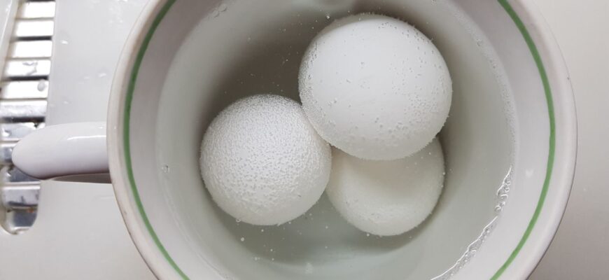 Не сіль, не сода, не оцет: 1 ч. ложка “цього” допомагає варити яйця – і вони потім чистяться набагато легше