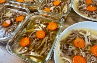 Бульйон виходить прозорим, але наваристим: ось як треба варити холодець, аби він точно застиг – 1 порада