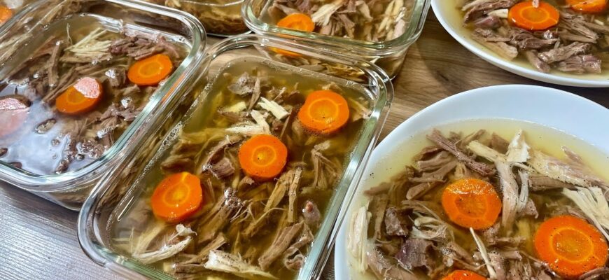 Бульйон виходить прозорим, але наваристим: ось як треба варити холодець, аби він точно застиг – 1 порада