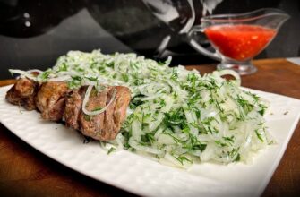 Мариную цибулю по особливому рецепту: готується вона за 10 хвилин, а вистачає на всі 7 днів – справжній хіт