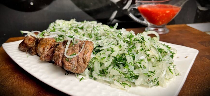 Мариную цибулю по особливому рецепту: готується вона за 10 хвилин, а вистачає на всі 7 днів – справжній хіт