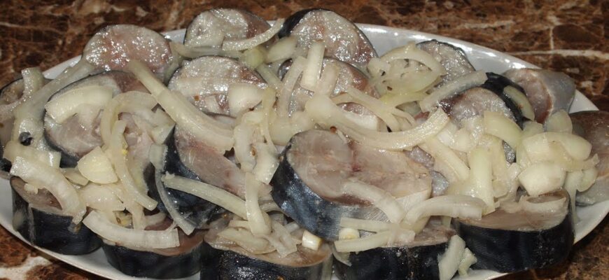 Мариную скумбрію так вже років 5: риба ніжна, як масло, а розсіл такий смачний, що хочеться випити